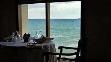 reeks tafel direct door de venster met een visie van de Indisch oceaan foto