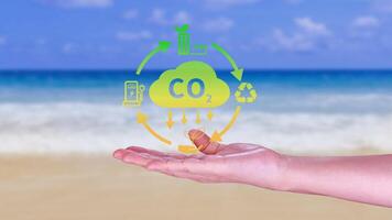 hand- Holding co2 verminderen virtueel icoon voor verminderen koolstof dioxide uitstoot, koolstof voetafdruk en koolstof credit naar begrenzing globaal opwarming van bio klimaat verandering concept. foto