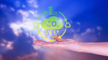 hand- Holding co2 verminderen virtueel icoon voor verminderen koolstof dioxide uitstoot, koolstof voetafdruk en koolstof credit naar begrenzing globaal opwarming van bio klimaat verandering concept. foto