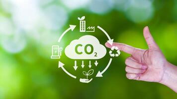 hand- Holding co2 verminderen virtueel icoon voor verminderen koolstof dioxide uitstoot, koolstof voetafdruk en koolstof credit naar begrenzing globaal opwarming van bio klimaat verandering concept. foto