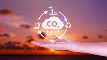 hand- Holding co2 verminderen virtueel icoon voor verminderen koolstof dioxide uitstoot, koolstof voetafdruk en koolstof credit naar begrenzing globaal opwarming van bio klimaat verandering concept. foto