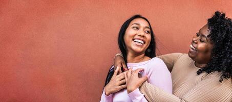 portret van gelukkig Latijns meisjes hebben pret omarmen buitenshuis - jong mensen levensstijl en vriendschap concept foto
