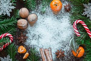 Kerstmis kaart. nieuw jaar samenstelling mandarijnen, noten, spar, snoep foto