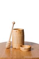 eco-vaartuigen in de het formulier van potten, borden en lepels voor honing gemaakt van hout Aan een geïsoleerd wit achtergrond met een kopiëren ruimte foto