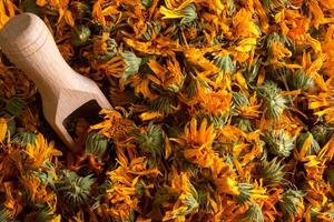 droog calendula kruid bloemen. calendula bouillon verbetert Gezondheid foto