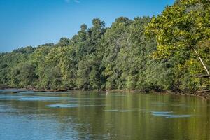 mensen visvangst Aan de rivier- foto