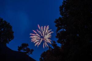 buurt vuurwerk Bij nacht foto