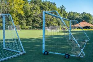 voetbal netten en veld- werkzaamheid foto