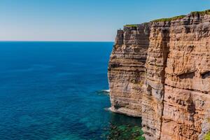 kust majesteit adembenemend kust- kliffen ontmoeten verbijsterend blauw zee, een schouwspel van van de natuur grootsheid foto