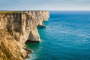 kust majesteit adembenemend kust- kliffen ontmoeten verbijsterend blauw zee, een schouwspel van van de natuur grootsheid foto