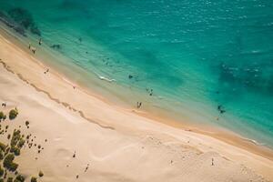 antenne perspectief vangt mooi strand zand van bovenstaand en hoog, een rustig uitzicht van kust- gelukzaligheid foto