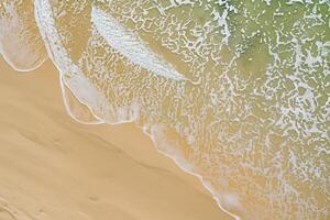 horizon veilige haven antenne kalmte vangt mooi strand zand van bovenstaande, een rustig tapijtwerk van kust- schoonheid foto