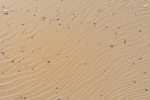 horizon veilige haven antenne kalmte vangt mooi strand zand van bovenstaande, een rustig tapijtwerk van kust- schoonheid foto