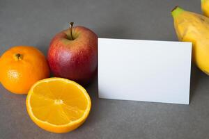 kaart en wit papier mockup geharmoniseerd met vers fruit, bouwen een zichtbaar symfonie van listig ontwerp en culinaire vreugde, waar gezond ingrediënten samenvoegen in een feest van levendig beelden foto