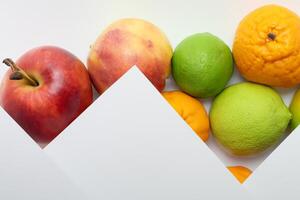 kaart en wit papier mockup geharmoniseerd met vers fruit, bouwen een zichtbaar symfonie van listig ontwerp en culinaire vreugde, waar gezond ingrediënten samenvoegen in een feest van levendig beelden foto