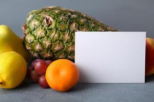 kaart en wit papier mockup geharmoniseerd met vers fruit, bouwen een zichtbaar symfonie van listig ontwerp en culinaire vreugde, waar gezond ingrediënten samenvoegen in een feest van levendig beelden foto