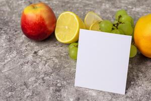 kaart en wit papier mockup geharmoniseerd met vers fruit, bouwen een zichtbaar symfonie van listig ontwerp en culinaire vreugde, waar gezond ingrediënten samenvoegen in een feest van levendig beelden foto