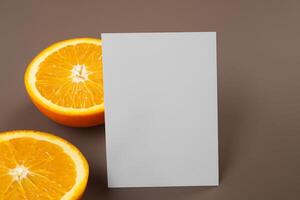 gegenereerd afbeeldingwit papier mockup verlevendigd door de pittig aura van vers sinaasappelen, bouwen een zichtbaar symfonie van culinaire weelde en gezond ontwerp foto