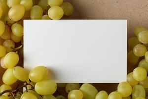wit papier mockup verbeterd door de sappig verleiden van vers druiven, bouwen een zichtbaar symfonie van culinaire elegantie en gezond beeldspraak, waar grafisch ontwerp bloeit in een feest van levendig creativiteit foto