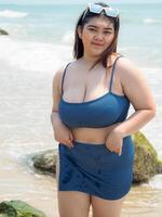 portret jong Aziatisch vrouw dik mollig schattig mooi glimlach gelukkig pret genieten kom tot rust bikini badmode lichaam sexy voorkant visie zee strand wit zand schoon blauwe lucht kalmte natuur oceaan Golf water reizen Aan vakantie foto