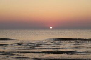 zonsondergang op het strand foto