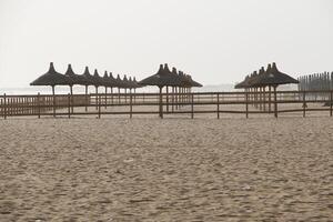 zon paraplu's Bij de strand in Benin foto