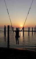 zonsondergang, schommel set, pool dorp in de Nederland foto