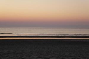 zonsondergang op het strand foto