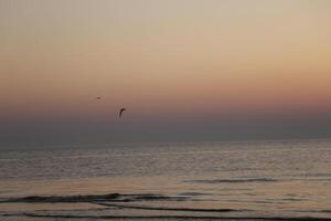 zonsondergang op het strand foto