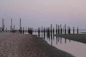 zonsondergang in de pool dorp van petten in de Nederland foto