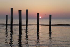 zonsondergang in de pool dorp van petten in de Nederland foto