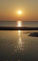 zonsondergang op het strand foto