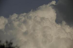 grijs en wit wolken in de lucht foto