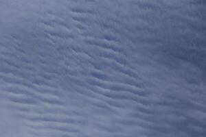 blauwe lucht met enkele wolken foto