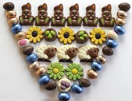 chocola Pasen bloemen, konijntjes, lam en eieren foto