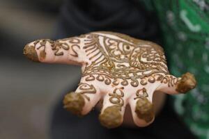 henna- of mehndi tatoeages Aan handen foto