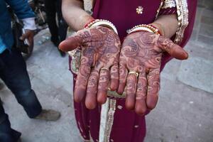 henna- of mehndi tatoeages Aan handen foto