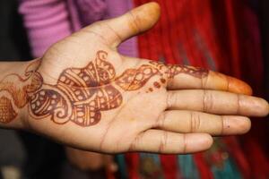 henna- of mehndi tatoeages Aan handen foto