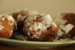 oliebollen en appel beignets zijn typisch Nederlands en gegeten in de maand van december vooral Aan nieuw jaren vooravond foto