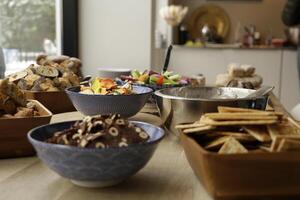 een tafel vol met snacks foto