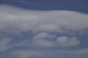 blauwe lucht met witte wolken foto