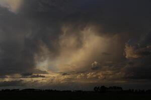 dramatisch lucht met kleurrijk wolken foto