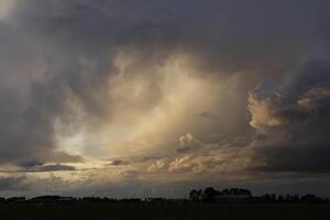 dramatisch lucht met kleurrijk wolken foto