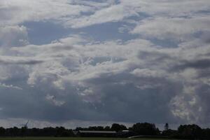 dramatisch grijs kleuren, lucht met wolken foto