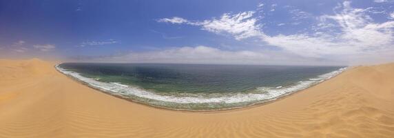 afbeelding van de duinen van belegd broodje haven in Namibië Aan de atlantic kust gedurende de dag foto