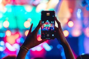 mensen Holding slim telefoon en opname en fotograferen in muziek- festival concert foto