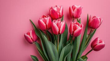 boeket van roze tulpen Aan een pastel roze achtergrond, top visie met kopiëren ruimte. foto