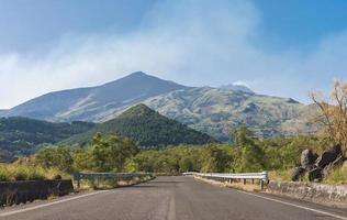 weg aan de zuidkant van de Etna foto