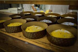 productie van zelfgemaakte panettone foto