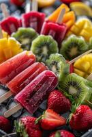 een kleurrijk rangschikking van fruit ijslollys geregeld Aan ijs emmer foto